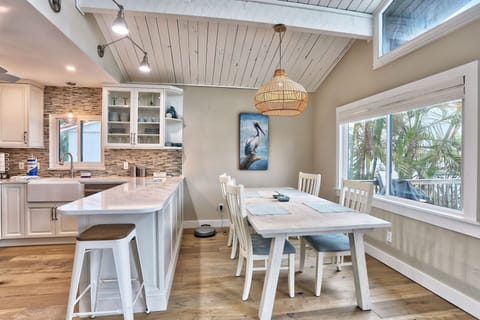 Eat in bar plus table