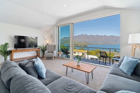World-class views of the Remarkable Mountains and Lake Wakatipu.