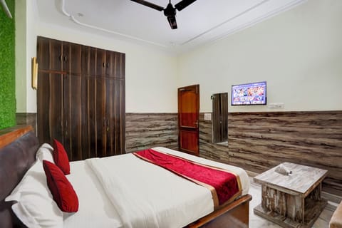 Deluxe Single Room | Laptop workspace, soundproofing, free WiFi