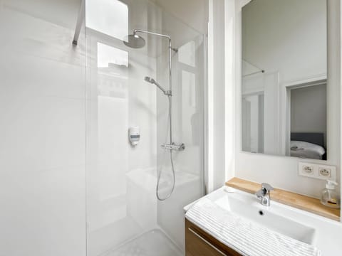 Apartment, 1 Bedroom, Balcony, City View | Bathroom