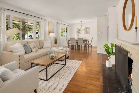 DT Bellevue Hidden Gem With a View & AC House in Mercer Island