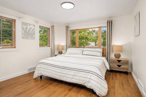 DT Bellevue Hidden Gem With a View & AC House in Mercer Island