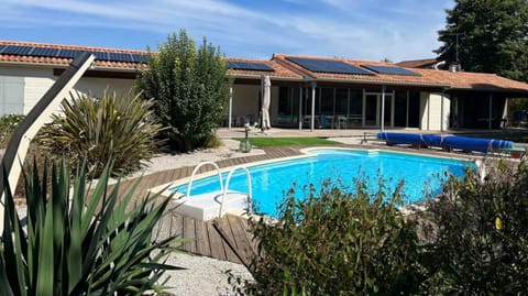 la maison et la piscine