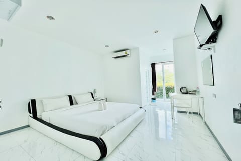 Standard Double Room | Desk, free WiFi, bed sheets