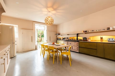 Open plan kitchen and dining room