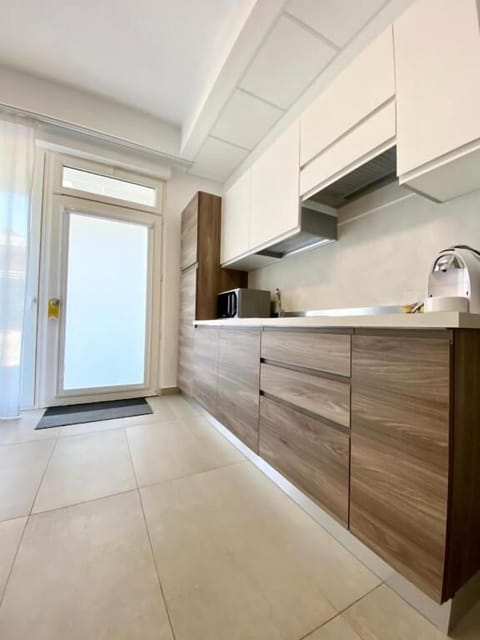 Microwave, stovetop, cookware/dishes/utensils