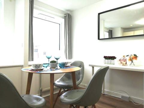 Apartment, 2 Bedrooms, Smoking, City View | Dining room
