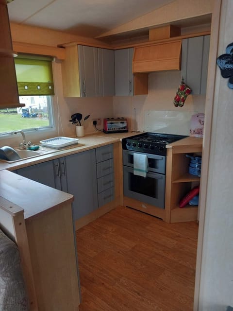 Chalet | Private kitchen | Fridge, microwave, oven, stovetop