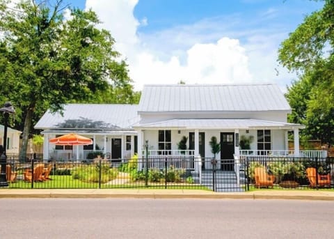 Fully fenced in courtyard right on Government Street