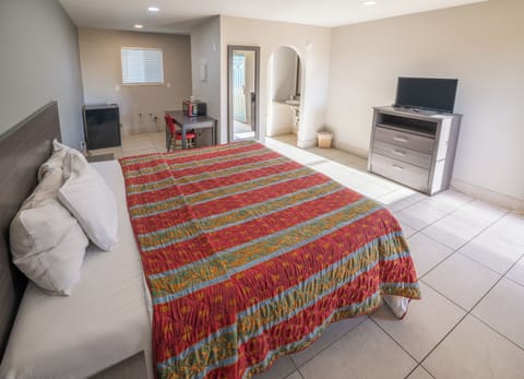 Classic Room, 1 King Bed, Non Smoking, Kitchenette | Desk, iron/ironing board, free WiFi, bed sheets