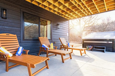 Bubbles + besties = the ultimate getaway. 💦♨️ Room for 8 in our hot tub (plus extra seating for those who just want to sip & chat).