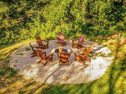 🔥 Gather ‘round. Stories, laughter, and s’mores always taste better by the fire at Casa de Galena. 🍫✨