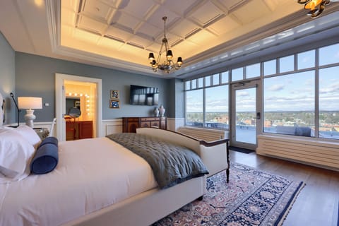 Luxury Studio Suite, 1 King Bed, Refrigerator, City View | Laptop workspace, iron/ironing board, free WiFi