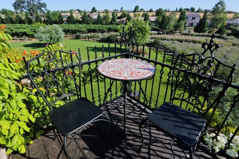 Briarwood Cottage Apartment Balcony