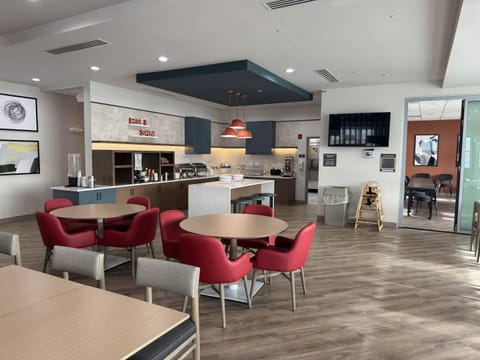 Free full breakfast on weekdays