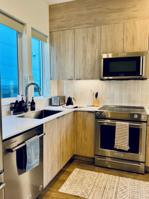 Full kitchen with oven, microwave (air fryer too) and a dishwasher for ease.