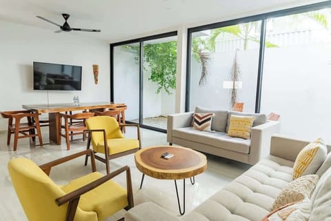 Sala de estar, con aire acondicionado, ventilador de techo y smart tv