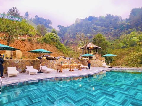 2 outdoor pools, free cabanas, pool umbrellas