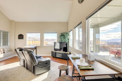 Sparks Vacation Rental | 3BR | 2.5BA | 1,943 Sq Ft | Stairs Required