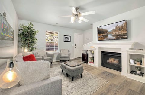 Discover comfort and convenience at our 2-bedroom, 1.5-bath, townhome nestled right by University of Arkansas campus!