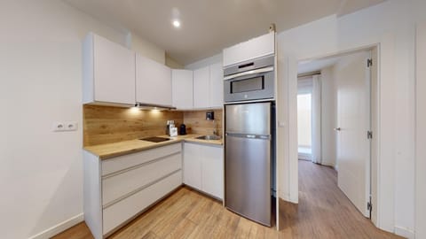 Superior Apartment | Private kitchen | Fridge, microwave, oven, cookware/dishes/utensils