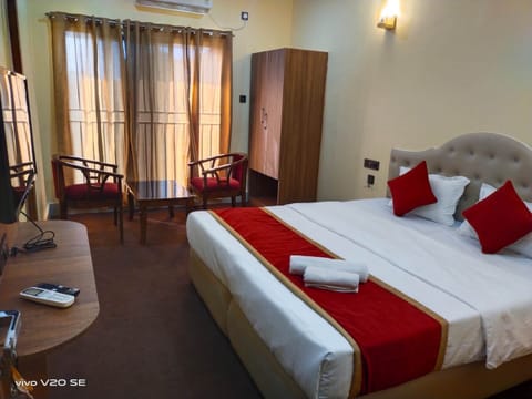 Deluxe Double Room | Laptop workspace, soundproofing, free WiFi, bed sheets