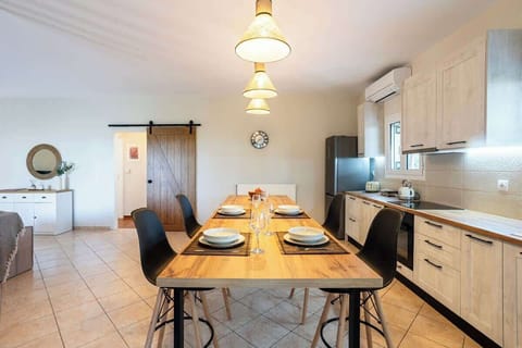 Island Dining Area – Sleek and comfortable setup for casual meals and conversations.