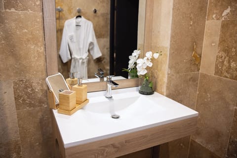 Deluxe Twin Room | Bathroom | Bathrobes, slippers