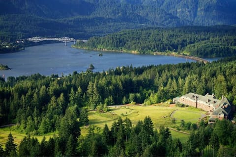Overlooking the Columbia River, Skamania Lodge provides an idyllic setting for relaxation and adventure.