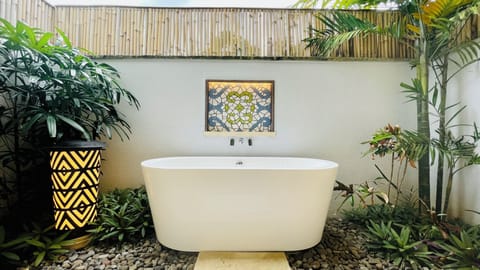 Campuhan Panoramic Suite | Bathroom | Separate tub and shower, rainfall showerhead, free toiletries