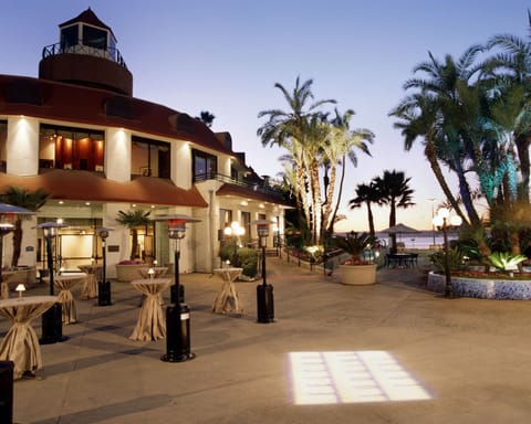 3 restaurants; breakfast, lunch, and dinner served
