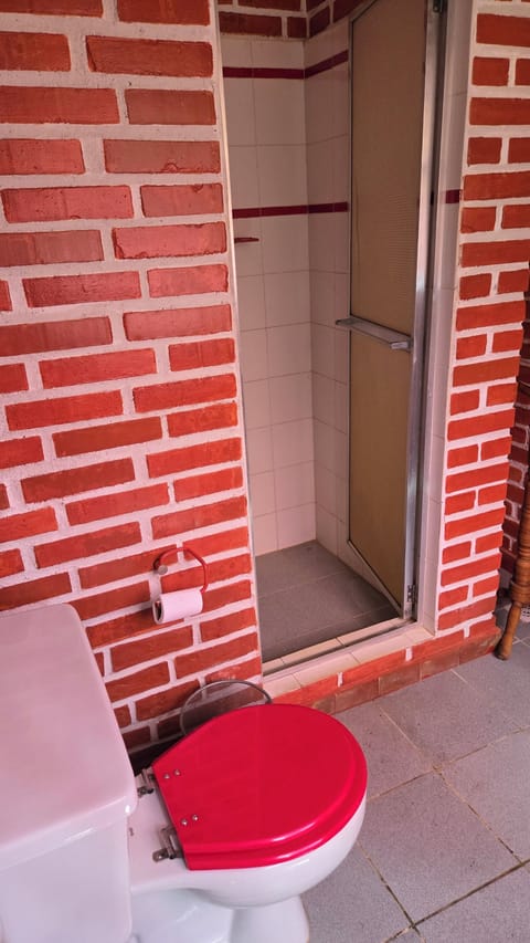 Deluxe Room | Bathroom | Shower, rainfall showerhead, toilet paper