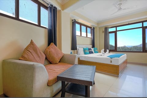Deluxe Room, Valley View | Laptop workspace, free WiFi