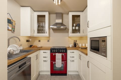 School House Cottage Kitchen - StayCotswold