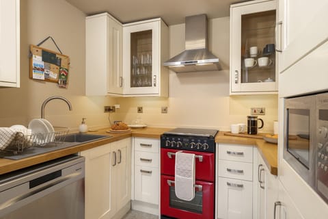 School House Cottage Kitchen - StayCotswold