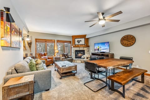 Living area: Gas fireplace, Smart TV with cable, queen pull-out couch, radiant heating, no A/C