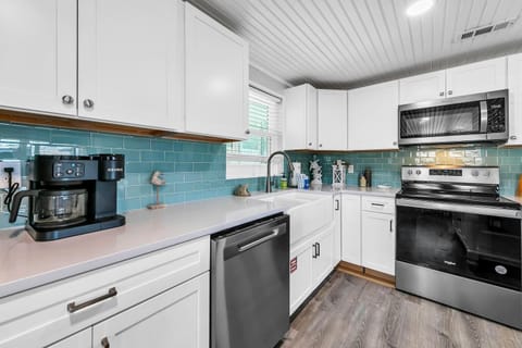 House, 2 Queen Beds (A Wave We Go) | Private kitchen