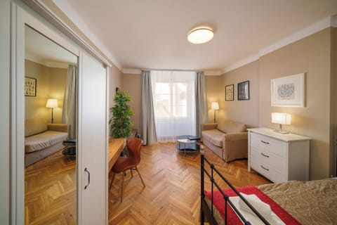 Apartment, 3 Bedrooms, Kitchen | 3 bedrooms, in-room safe, desk, laptop workspace