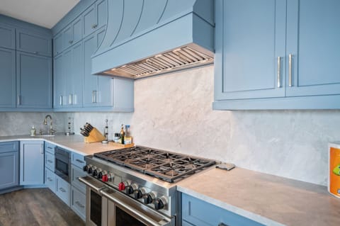 Full kitchen with high end appliances (2nd Floor)