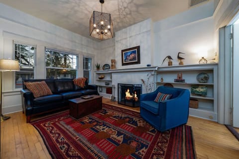 Casita #1: Stylish and cozy living room