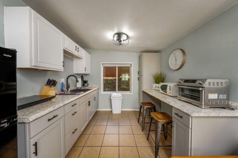 CASITA: Well-equipped kitchenette with seating for two