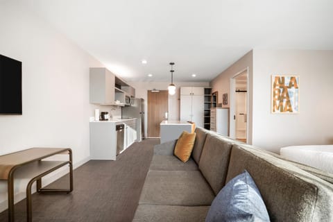 Studio Suite, 1 King Bed | Private kitchen