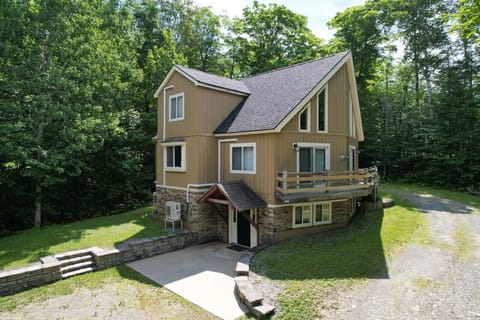 Spacious comfortable home with Hot Tub, near Sugarloaf, for families