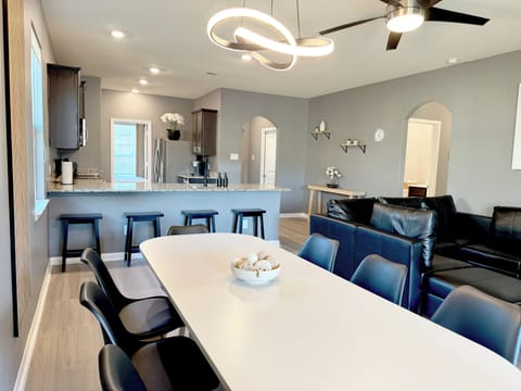 Modern 4 bedroom house for up to 8 guests