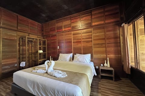 Deluxe Room | Iron/ironing board, free WiFi