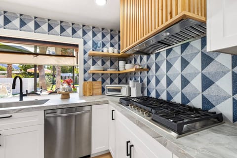 Five Burner Gas Range for Family Cooking