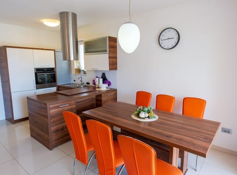 House (Charming Three Bedroom House Turanj) | Dining room