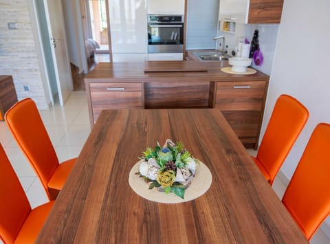 House (Charming Three Bedroom House Turanj) | Dining room