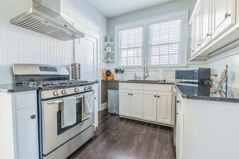 Modern and functional kitchen with everything you need to whip up a great meal.