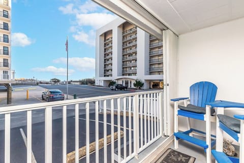 BALCONY-FOUR-SEASONS-104-OCEAN-CITY